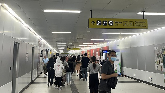 Ramai-ramai Naik MRT Jakarta di Libur Lebaran Ramai-ramai Naik MRT Jakarta di Libur Lebaran