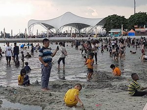 Ramainya Pantai Ancol pada Hari Libur Lebaran, Banyak Bocil Main Pasir