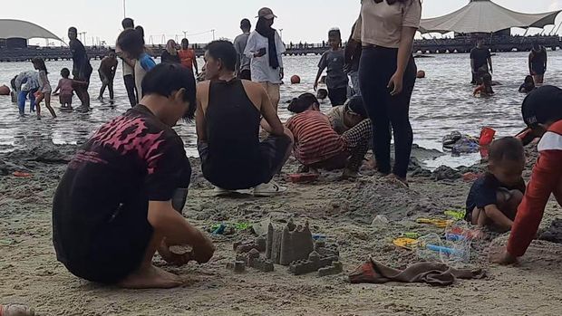 Taman Impian Ancol ramai dikunjungi wisatawan liburan pada hari ketiga Lebaran 2024. Pengunjung Ancol tampak berlibur bersama anggota keluarganya, Jumat (12/4/2204).