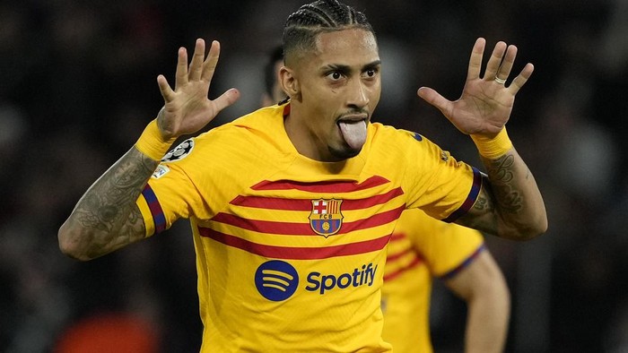 Barcelonas Raphinha celebrates after scoring his sides opening goal during the Champions League quarterfinal first leg soccer match between Paris Saint-Germain and Barcelona at the Parc des Princes stadium in Paris, Wednesday, April 10, 2024. (AP Photo/Lewis Joly)
