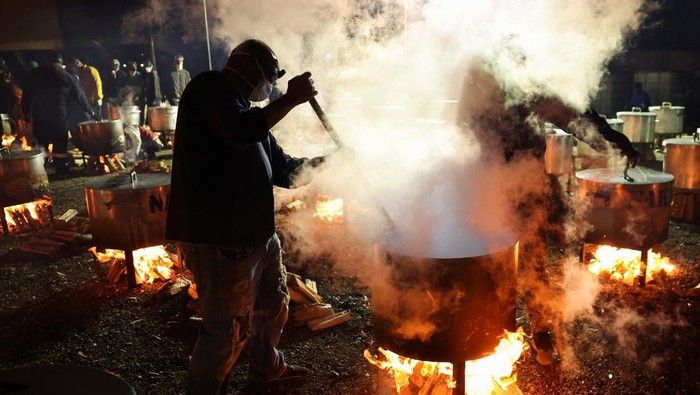 Volunteers from Cape Town's NGO, Nakhlistan take part in the preparation of more than 180 pots of food for less fortunate families, to celebrate the end of the Muslim fasting month of Ramadan, in Cape Town, South Africa, April 10, 2024. REUTERS/Esa Alexander
