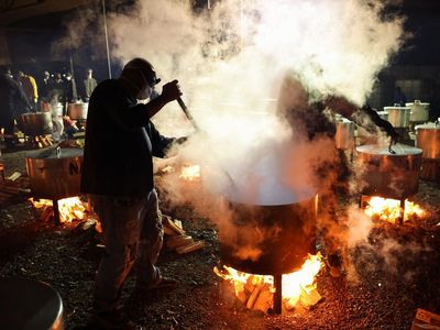 Ratusan Porsi Makanan untuk Keluarga Kurang Mampu Rayakan Idul Fitri di Afsel