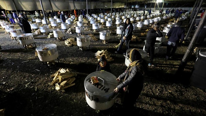 Volunteers from Cape Town's NGO, Nakhlistan take part in the preparation of more than 180 pots of food for less fortunate families, to celebrate the end of the Muslim fasting month of Ramadan, in Cape Town, South Africa, April 10, 2024. REUTERS/Esa Alexander