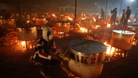 LSM Cape Town, Nakhlistan menyiapkan lebih dari 180 porsi makanan untuk keluarga kurang mampu untuk merayakan akhir bulan puasa Ramadan, di Cape Town.
