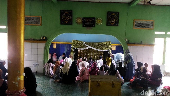 Ratusan warga berziarah di makam Syeh Asnawi Caringin Pandeglang.