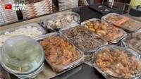 Begini sajian ketupat lebaran di rumah ibu dari Nagita Slavina itu. Lauk pelengkapnya komplet, ada sambal goreng kentang ati, rendang, telur balado, krecek, dan lainnya. Foto: YouTube Mama Rieta