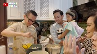 Asinan rambutan itu merupakan kreasi dari Chef Eddrian yang merupakan teman terdekat Mama Rieta. Chef Eddrian mencampurkan jus jeruk hingga plum pada sajian asinan rambutan itu. Foto: YouTube Mama Rieta