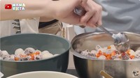 Selain sajian ketupat, Mama Rieta juga menyediakan camilan segar. Berupa asinan buah rambutan. Foto: YouTube Mama Rieta