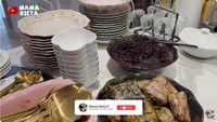 Camilan lain yang disiapkan oleh Mama Rieta adalah ketupat ketan. Sajian ini dinikmati bersama tape ketan item yang asam segar. Foto: YouTube Mama Rieta