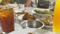 Rendang di sini juga jangan dilewatkan. Bumbunya pekat menandakan rendang daging sapi ini dimasak dalam waktu yang lama. Foto: Instagram