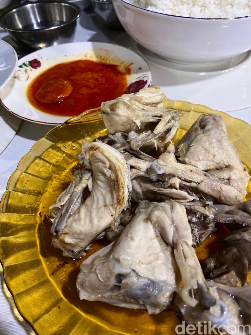 RM Family Benteng Indah, pelopor ayam pop yang legendaris di Bukittinggi.