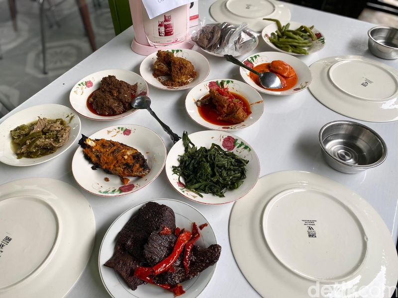 RM Family Benteng Indah, pelopor ayam pop yang legendaris di Bukittinggi.