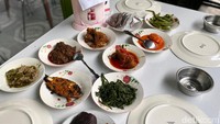 RM Family Benteng Indah tetap mengusung konsep hidang untuk menikmati makanan di sini. Beberapa lauk populer dihidangkan langsung di atas meja. Foto: Instagram