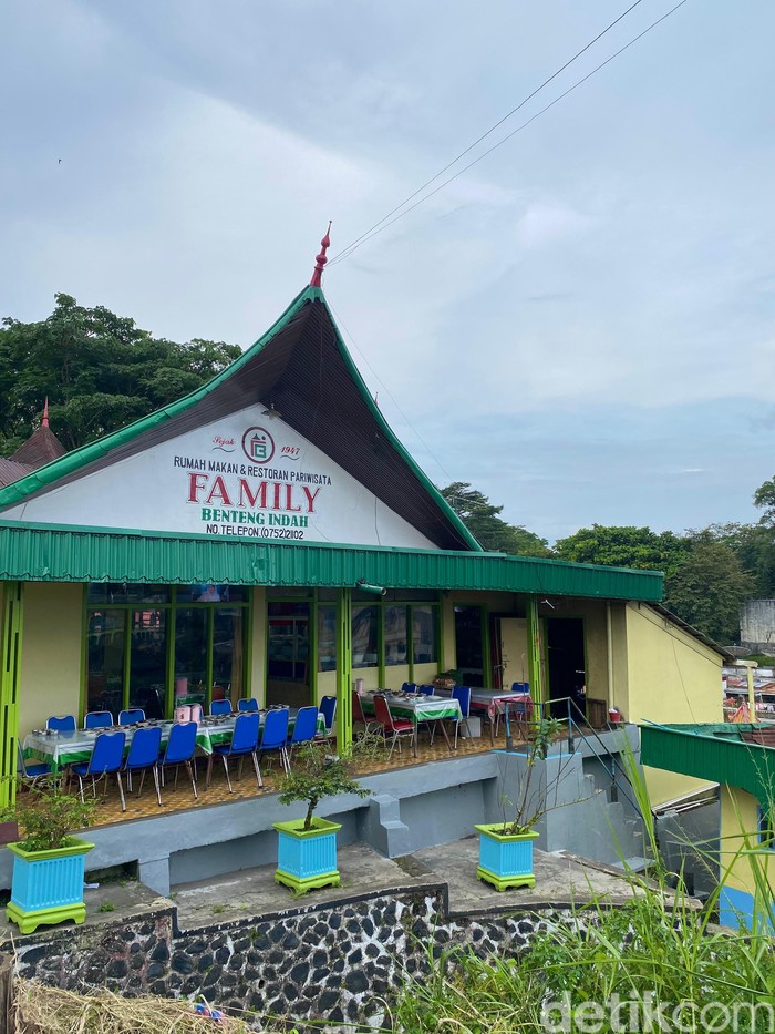 RM Family Benteng Indah RM Family Benteng Indah, pelopor ayam pop yang legendaris di Bukittinggi.