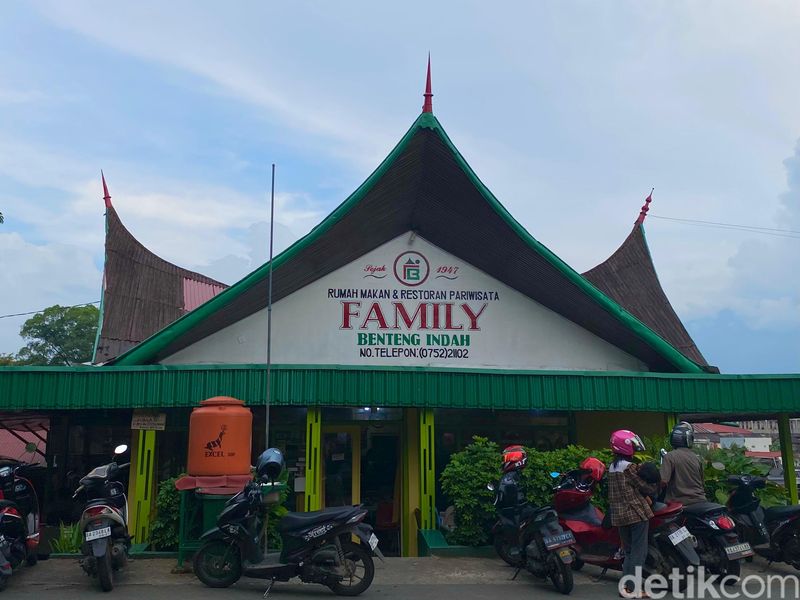 RM Family Benteng Indah, pelopor ayam pop yang legendaris di Bukittinggi.