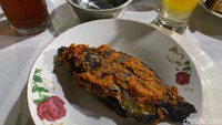 Jika menyukai ikan bakar, jangan lewatkan juga menikmati menu satu ini. Bumbunya yang gurih berempah itu menyelimuti ikan mas. Foto: Instagram