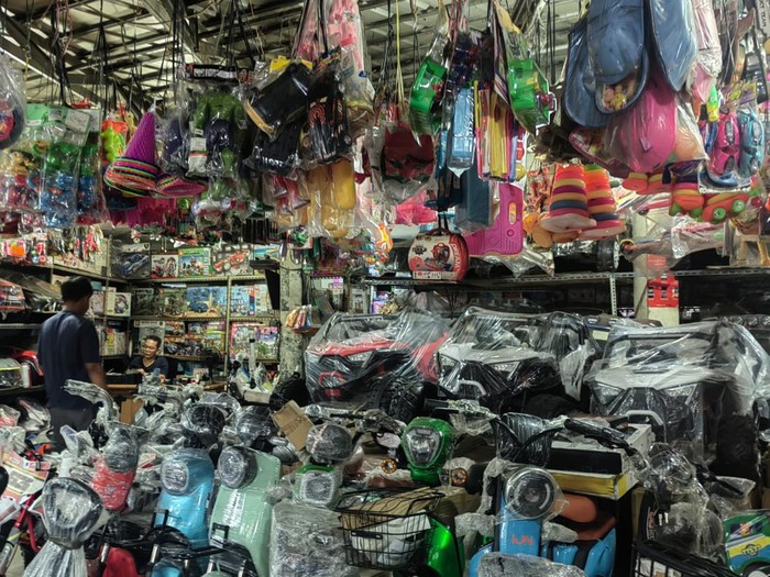 Salah satu toko mainan di Pasar Gembrong