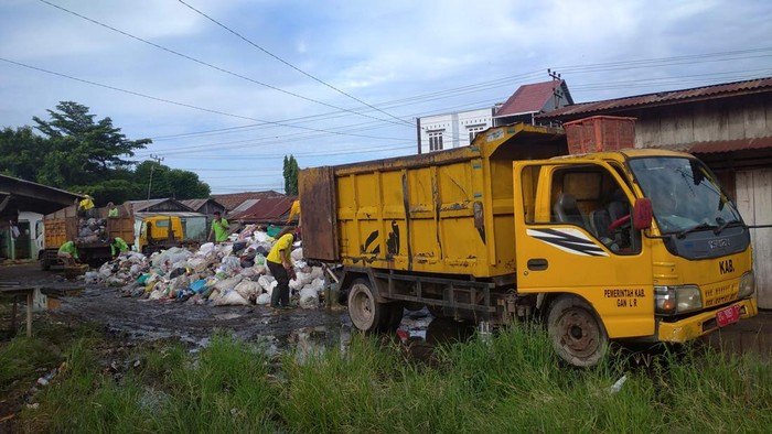 Sampah yang menumpuk di Terminal Tanjung Raja mulai dibersihkan