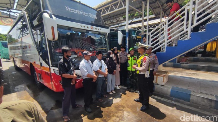 Satlantas Polresta Sidoarjo memberikan imbauan kepada sopir bus di Terminal Purabaya.