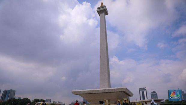 Sejumlah pengunjung berwisata di Kawasan Monumen Nasional (Monas), Jakarta, Jumat (12/4/2024). (CNBC Indonesia/Faisal Rahman)