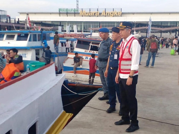 Sekretaris Direktorat Jenderal Perhubungan Laut, Lollan Panjaitan, meninjau langsung kesiapan sarana dan prasarana transportasi laut di Pelabuhan Muara Angke.
