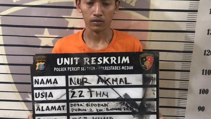 Seorang pria yang ditangkap usai mencuri dan membakar grosir di Deli Serdang, Nur Akmal