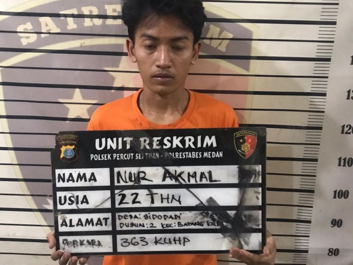 Seorang pria yang ditangkap usai mencuri dan membakar grosir di Deli Serdang, Nur Akmal
