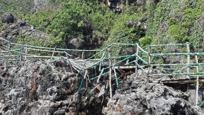 Seorang wisatawan jatuh dari jembatan rusak di Pantai Siung, Gunungkidul, Kamis (11/4/2024).