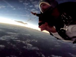 Menyaksikan Gerhana Matahari Sambil Skydiving