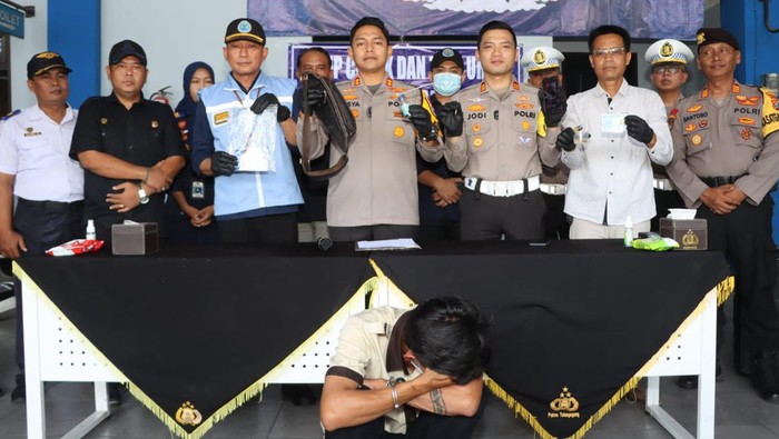 Sopir bus ditangkap pakai sabu-sabu.