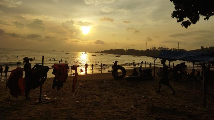 Suasana di Pantai Carita jelang matahari terbenam, Jumat (2/4/2024).