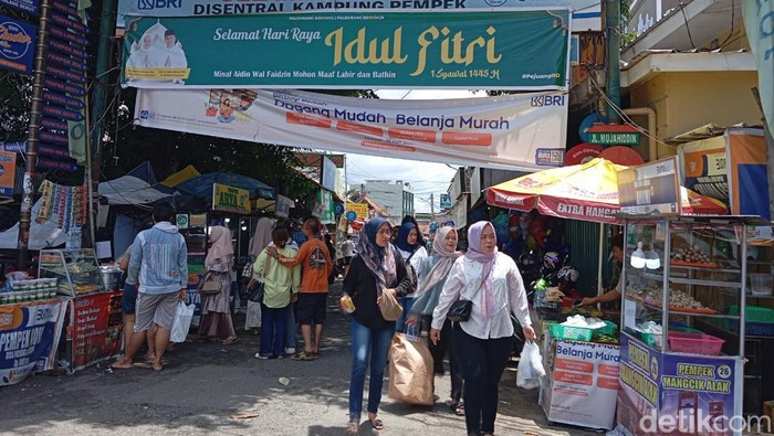 Suasana Kampung Pempek 26 Ilir Kota Palembang ramai dikunjungi.