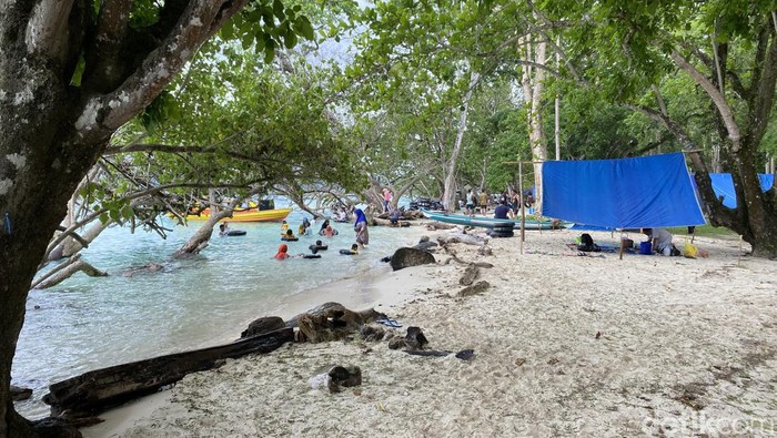 Suasana Pantai Hunimua Liang di Maluku Tengah pada momen libur Lebaran Idul Fitri 1445 H.