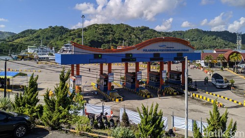 Suasana pelabuhan Lembar Lombok Barat, NTB, Jumat (12/4/2024). Foto: (Ahmad Viqi/detikBali).