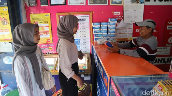 Sumarno, pemilik agen BRILink di sekitar kampus IAIN Kudus, Jumat (12/4/2024).