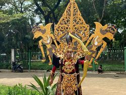 Suka-Duka Supono Jadi Manusia Wayang di Monas Saat Momen Lebaran