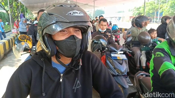 Suryana, pemudik asal Lampung yang hendak ke Jakarta dan membawa oleh-oleh buah duku dan durian.