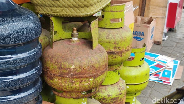 Tabung gas LPG melon yang telah kosong di salah satu toko kelontong di Kapanewon Wonosari, Gunungkidul, Jumat (12/4/2024).