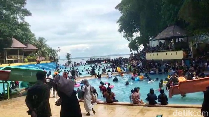 Tanjung Pallette Bone, Sulsel dipadati pengunjung saat Libur Lebaran.