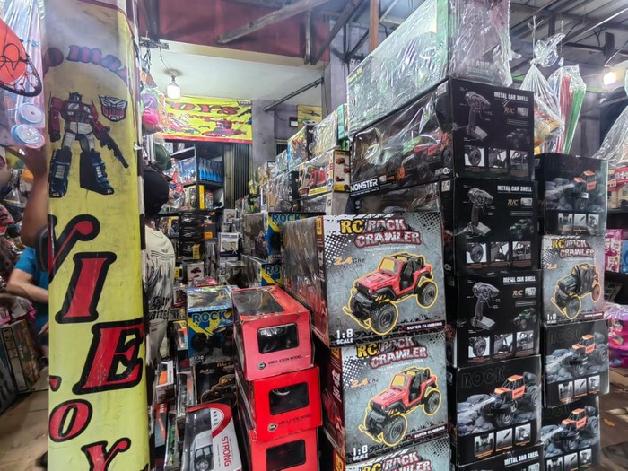 Toko mainan di Pasar Gembrong