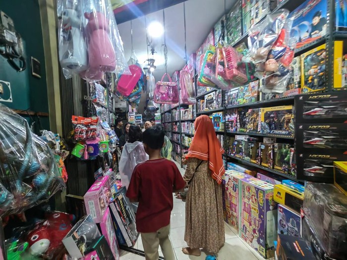 Toko mainan di Pasar Gembrong