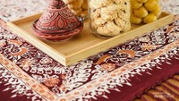 Kue lebaran pun tersaji untuk tamu yang datang