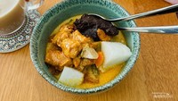 Tak lupa lontong sayur dan rendang jadi menu makan siang kami