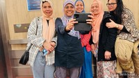 Menjelang malam kami sempatkan menengok dan menghibur teman yang sedang sakit