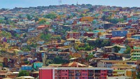 Berada di pesisir Pasifik, Valparaiso merupakan kota pelabuhan internasional terbesar di Amerika Selatan. Kota ini adalah rumah bagi bursa saham pertama Amerika Latin, punya perpustakaan umum pertama dan tempat kantor surat kabar berbasa Spanyol tertua di dunia. Bila mengunjunginya, kamu akan melihat rumah-rumah penuh warna mendominasi di lereng bukur dan gang-gang berbatu. Pada tahun 2003, kawasan Kota Valparaiso dinobatkan sebagai Situs Warisan Dunia UNESCO.Foto: Pixabay/Michelle Raponi