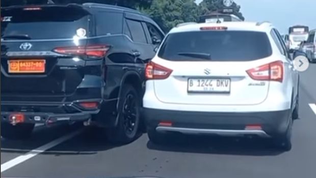 Viral mobil Fortuner berpelat TNI tabrak mobil wartawan.