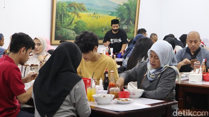Warga Bandung menyerbu warung bakso usai lebaran.