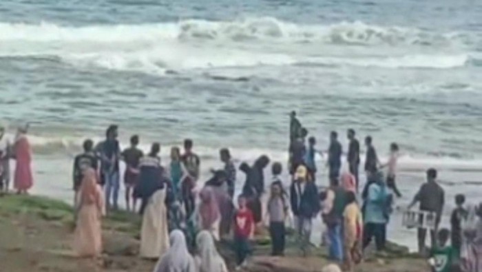 Warga Berkerumun di Pinggir Pantai Muaragatah Pangandaran
