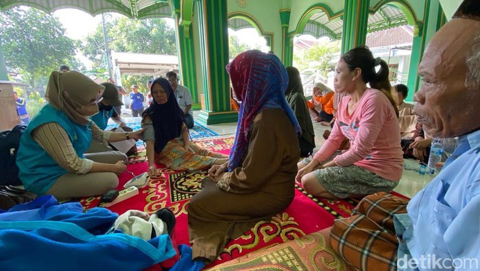 Warga Mojoroto yang terdampak banjir dicek kesehatan.