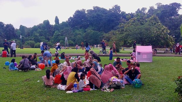 Warga ramai-ramai ke Kebun Raya Bogor